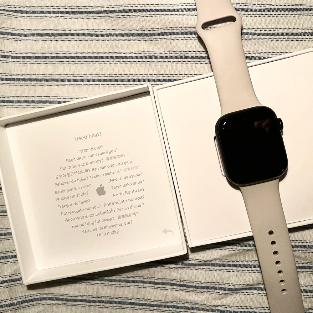 Apple Watch Series 8 45mm GPS Midnight Aluminum with S/M Starlight Band